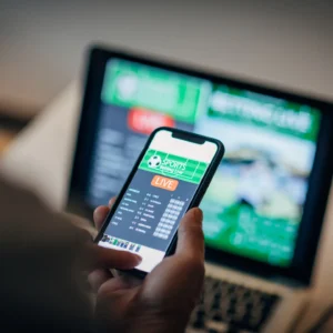 体育投注平台手机APP界面与足球比赛赔率图。